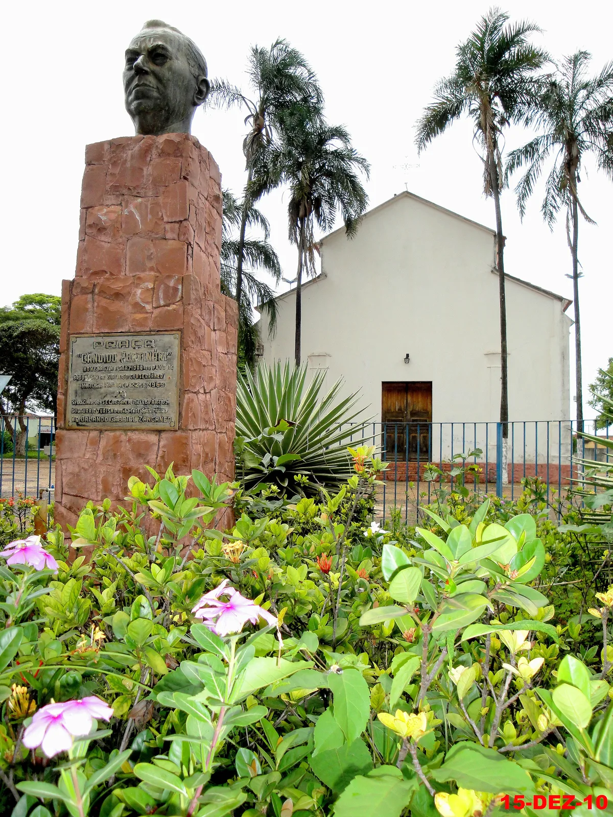 Praça Cândido Portinari, praça central de Brodowski, com a Igreja de Santo Antônio ao fundo